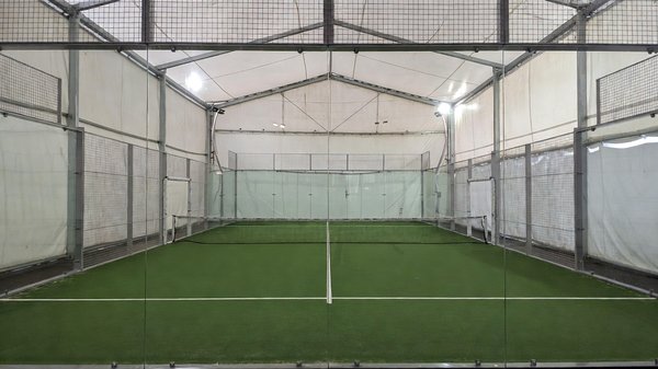Le Padel : quand la tactique et l'explosivité se rencontrent dans la "Cage"